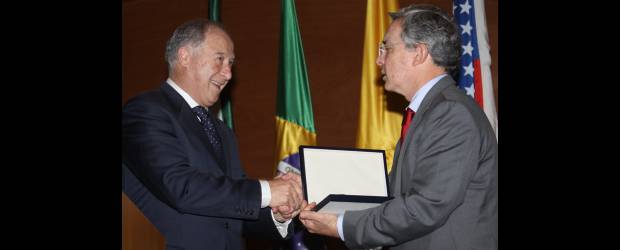 De ciudades globales hablaron alcaldes extranjeros | Hernán Vanegas | La ciudad de Pietra Santa (Italia) le entregó un reconocimiento al expresidente Álvaro Uribe Vélez, ponente en el evento Ciudad Global.