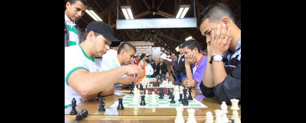 Cuando el dolor es el que gana | Juan Fernando Cano, Enviado Especial-la Ceja | El ajedrez de los Juegos Departamentales ha tenido buen nivel. Anoche se jugaban las partidas finales. El liderato lo tenía Apartadó, con 19 puntos, mientras que Itagüí era su escolta con 18 unidades. Medellín, tercero, no contaba con chance de estar entre los que resolvían el cetro del juego ciencia.