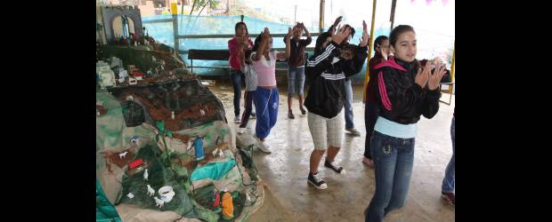 Una novena con esfuerzo y sabor a barrio | Julio César Herrera | En la novena que celebra el sacerdote Miguel Pérez Vega las niñas hacen coreografías con los villancicos de siempre.