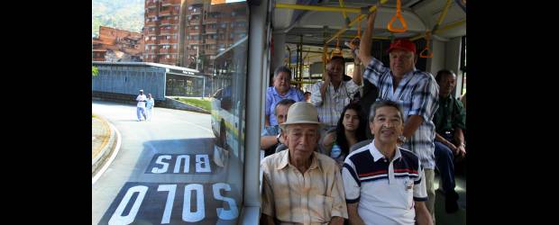 Usuarios le dieron el visto bueno al sistema | Julio César Herrera | Algunos vecinos como Luciano Zapata comenzaron a utilizar el medio de transporte para ir a sus trabajos. En el interior de los vehículos los usuarios hacían mapas mentales de los sectores a los cuales podrían llegar con metroplús.