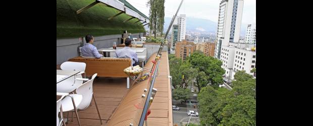Le descubrimos la ruta para tardear | Juan Fernando Cano | En Delaire Skylounge, en el séptimo piso del centro comercial Río Sur, puede disfrutar de una extensa carta para compartir, hecho en horno de leña. Sorprenden incluso con brownies hechos bajo esta modalidad. El premio es una vista inédita de El Poblado y la ciudad, hacia el occidente.