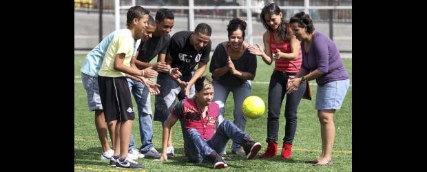 Desde Medellín, Sebastián cumple 'sueño americano' | Manuel Saldarriaga | Juan Sebastián Velásquez, en el centro, al lado de sus familiares en la cancha de la Tinajita, cerca a su casa en el barrio Santander. Espera ser un crack.