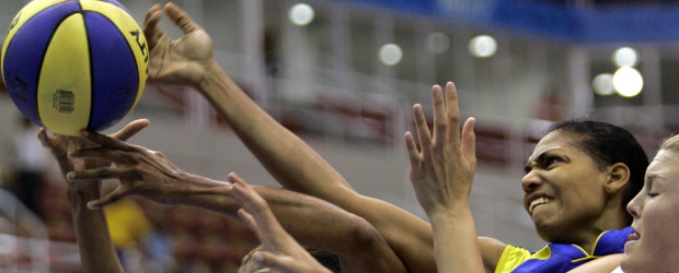 Las damas logran cupo Preolímpico | Archivo | La jugadora colombiana Yaneth Arias, que en esta acción disputa un partido frente a Estados Unidos, se destacó como lo segunda mejor encestadora.