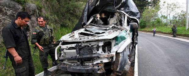 La patrulla en la que se movilizaban los agentes quedó destruida | Colprensa | La patrulla en la que se movilizaban los agentes que atendieron un supuesto llamado de un secuestro quedó destruida.