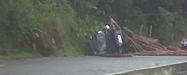 Un camión que transportaba madera se volvó en Las Palmas | Cortesía Nicolás Maya | El conductor del camión no resultó lesionado.