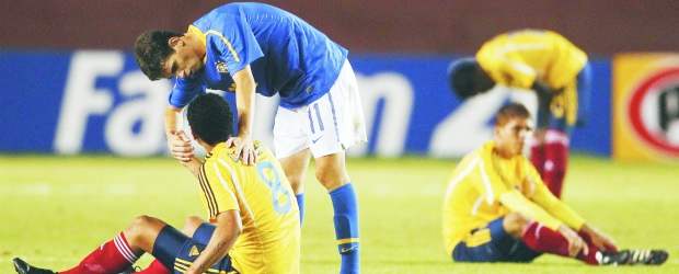 Visa inglesa en manos ajenas | Pilar Olivares, Reuters-arequipa, Perú | Colombia no levanta cabeza en el hexagonal final del Suramericano sub20. Oscar, de Brasil, reanima a Edwin Cardona. Los dirigidos por Eduardo Lara perdieron el rumbo del gol y el juego colectivo.