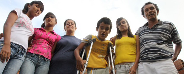 Y los cuatrillizos se volvieron grandotes | Hernán Vanegas | Daniela y Verónica son las más parecidas de los cuatrillizos. Marcos Roberto y Luisa Fernanda, por su lado, tienen su similitud. Los padres, Teresita Agudelo y Marcos Quiroz Higuita están orgullosos de estos niños, aunque hace 13 años experimentaron la dificultad de verlos llegar en condiciones de extrema pobreza.