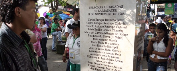 El dolor por la masacre de Segovia no encuentra alivio | Manuel Saldarriaga, Enviado Especial A Segovia | El pasado jueves se conmemoraron, en Segovia, 22 años de la masacre con varios actos de memoria, una marcha y una muestra fotográfica sobre el crimen múltiple. Los familiares de las víctimas reclamaron justicia y reparación. Otros familiares de víctimas optaron por no acudir a la marcha.