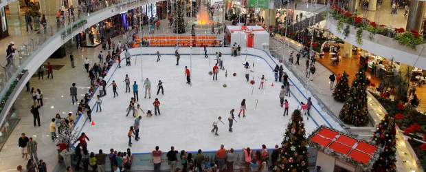 Una experiencia única y muy helada | Róbinson Sáenz | La Navidad llegó con todo a Santafé. El hielo de la pista, simula la nieve y la decoración navideña le da un toque especial al lugar, que se inauguró ayer.