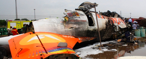 Asombro en medio del dolor | Reuters - Puerto Ordaz, Venezuela | El accidente se convierte en el más grave en Venezuela en los últimos años, tras el sucedido en febrero de 2008 cuando un avión que cubría la ruta Mérida-Caracas se estrelló contra una montaña de los Andes y fallecieron 46 personas