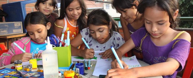 Esta ciudad se cuenta a puro lápiz | Donaldo Zuluaga | Natalia Bustamante, de 10 años; Manuela Barrera, de 10 años, y Mariana Palacio, de 8 años (al frente) ocuparon el primer, segundo y tercer puesto del concurso A lápiz cuento mi cuento, que realiza la Fundación Ratón de Biblioteca.