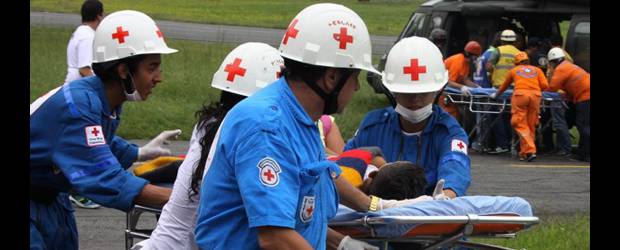 Accidente de bus escalera en Anorí dejó siete personas muertas | Róbinson Sáenz | Poco antes de las once de la mañana, el helicóptero aterrizó con las personas lesionadas en el aeropuerto Enrique Olaya Herrera. Los heridos fueron trasladados a cuatro centros médicos de Medellín y Bello.