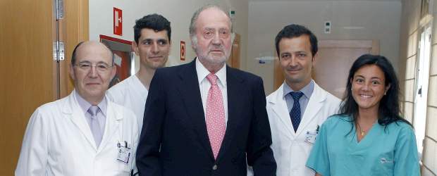 El Rey de España salió del hospital y llevará muletas por dos o tres semanas | AP | El rey Juan Carlos se despidió del doctor que lo operó y del resto del equipo médico.