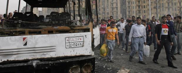 AP | En la mañana de este sábado, los egipcios se dieron cuenta de los múltiples daños causados por la manifestación.