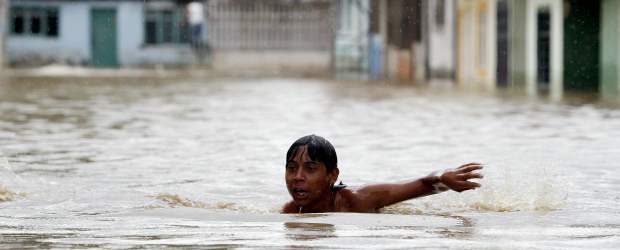 Medio país está anegado o con aludes Contexto | Jaime Saldarriaga, Reuters, Cali | Cerca de 300 familias de Juanchito (Cali y Candelaria) están afectadas por la creciente del río Cauca que tiene su nivel más alto de los últimos años.