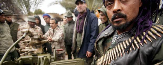 Por lo menos 100 muertos dejan enfrentamientos en Libia | La situación militar, marcada por intensos y violentos combates se ha deteriorado bruscamente desde la intervención por radio del coronel Gadafi, el martes pasado, cuando reafirmó su intención de permanecer en Libia "vivo o muerto".