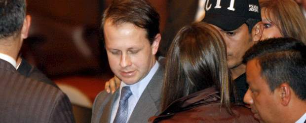 El exministro de Agricultura, Andrés Felipe Arias, espera su traslado a la Escuela de Infantería del Cantón Norte, tras la decisión del magistrado del Tribunal Superior de Bogotá, Orlando Fierro. | Colprensa | El exministro de Agricultura, Andrés Felipe Arias, espera su traslado a la Escuela de Infantería del Cantón Norte, tras la decisión del magistrado del Tribunal Superior de Bogotá, Orlando Fierro.