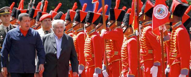 Chávez recibió a Mujica en el Palacio de Miraflores | Reuters | José Mujica fue recibido por Chávez en el palacio de Miraflores.