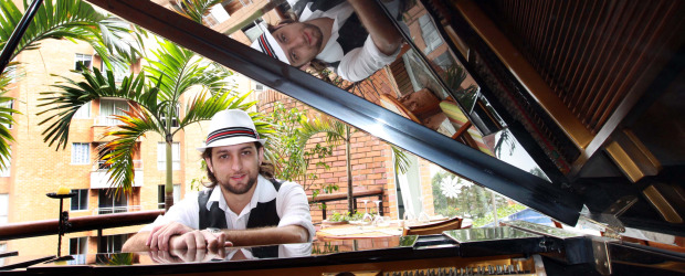 La música tiene que unir las sociedades | Manuel Saldarriaga | Pianista, productor musical, director y compositor, Julio César Sierra Cárdenas es músico con énfasis en composición de la Universidad Eafit. Este joven antioqueño, que saca tiempo hasta para tocar en el Hotel Belfort, ya dio los primeros pasos para montar una productora de música para cine desde Medellín.