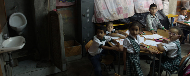 Toca soportar las incomodidades | Hernán Vanegas | Por falta de vidrios, en las ventanas de los salones ubicados en la sede de acción comunal la comunidad ha puesto plásticos. Los descansos se hacen en un patio y para las clases de Educación Física deben desplazarse hasta la cancha del sector.