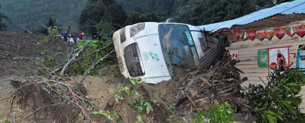 Deslizamiento mantiene cerrada la vía Cali-Buenaventura | Colprensa | El alud arrastró dos vehículos.