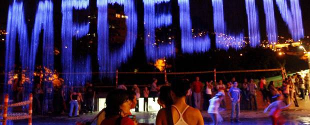 Cita fresca y de luz en la pantalla de agua | Jaime Pérez | Muchas emociones está despertando la pantalla de agua del Parque Bicentenario entre los habitantes de Medellín y los turistas. En las noches, este es otro de los espectáculos que tiene la ciudad para deleite de propios y extraños. Es un lugar de encuentro y de celebraciones familiares para goce de niños, jóvenes y adultos.