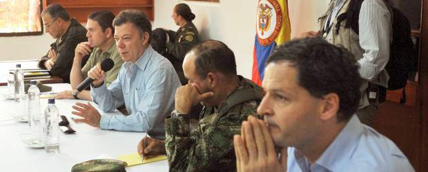 Santos admitió fallas y recibió críticas por bajas | Colprensa | La emboscada a la patrulla militar en la vereda Caño Verde de Fortul (Arauca) fue cometida con tatucos, que son artefactos explosivos hechizos rellenados con metralla y otros materiales contundentes. Esta zona es de presencia histórica de la guerrilla. Allí se dan combates con frecuencia entre las Farc y las tropas. Los militares asesinados fueron llevados a sus lugares de origen.