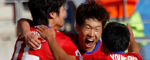 Corea venció con comodidad a una pobre Grecia | Reuters | Ji Sung Park anotó el segundo tanto en la victoria de Corea del Sur sobre Grecia.