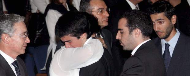 Antioquia despidió a Ignacio Vélez | Julio César Herrera | Al finalizar las exequias, el expresidente Álvaro Uribe expresó sus condolencias a Lina Vélez, hija del doctor Ignacio Vélez, quien se abraza con sobrinos.