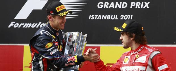 Vettel se quedó con el título del GP de Turquía | Reuters | Por primera vez en la temporada, el español Fernando Alonso subió al podio. En la foto, junto al campeón, Sebastian Vettel.