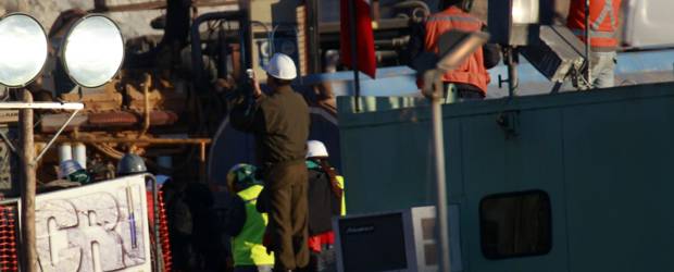 Junto a la perforadora ya se ha instalado una gigantesca grúa | AP | Junto a la perforadora ya se ha instalado una gigantesca grúa en la mina chilena.