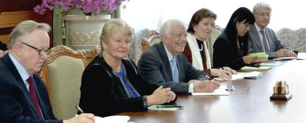 Jimmy Carter llegó a Corea del Norte para reanudar el diálogo | Reuters | Jimmy Carter, expresidente de Estados Unidos (centro).