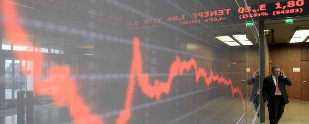 Bolsas de Europa temen por Grecia | Thanassis Stavrakis - Ap - Atenas (grecia) | El principal índice de la bolsa de Atenas, el ASE, cayó ayer 6,28 por ciento, mientras que otros mercados europeos cayeron en promedio un 3 por ciento.