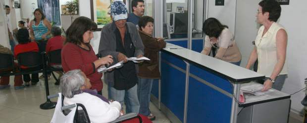 Autenticar documentos, el trámite más odiado | Archivo | Uno de los trámites notariales que más cuestionan los colombianos es el certificado de supervivencia que deben presentar, cada tres meses, los jubilados y pensionados para recibir sus mesadas. El problema es que muchos de son adultos mayores y enfermos que se ven obligados a ir en taxi, lo que aumenta sus gastos.