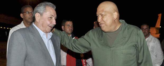 Chávez se realiza en Cuba exámenes médicos | AP | El presidente de Cuba, Raúl Castro, recibió de nuevo a Hugo Chávez en La Habana.