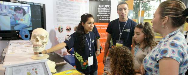 Expouniversidad muestra preguntas jóvenes | Juan Antonio Sánchez | Otro de los proyectos que llama la atención en Expouniversidad 2011 es el Maniquí anatómico de cráneo y mandíbula que tiene allí la Facultad de Odontología de la U. de A. y del que hablan los estudiantes Wálter Gutiérrez y Daniela Avendaño. La feria cerrará el próximo viernes con la celebración del Día Clásico del Alma Máter.