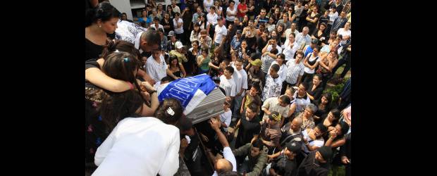 Honras fúnebres de Cristian Caro Toro | Róbinson Sáenz | Familiares y amigos de Cristian llegaron ayer al cementerio de Sabaneta para acompañarlo hasta su última morada. El pasado domingo 7 de febrero se había extraviado cuando salió de paseo con cuatro amigos.