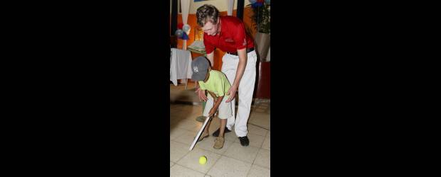 El curioso golf de Michael y Evans | Manuel Saldarriaga | Ben Evans intentó enseñar los trucos de un buen swing . Dijo que manda la bola a tres cuadras con un solo golpe y todos se sorprendieron.