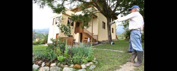 Qué privilegio vivir en una casa de tierra | Juan Antonio Sánchez | Las 26 casas en La Aldea están construidas en bahareque, una técnica que han rescatado del olvido y con la que prueban que es posible habitar ambientes sanos a través de materiales muy ecológicos.