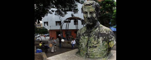 Un traslado de escultura ¿y de parque? | Robinson Sáenz | En el Parque del Periodista, ubicado en la carrera Girardot entre Maracaibo y Caracas, se encuentra el busto de Manuel del Socorro Rodríguez, y en mal estado como se puede apreciar. El parque también es conocido como El guanábano, por un árbol de esa especie que existió allí. Así también se llama un bar.