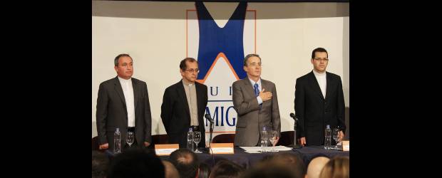 Los amigonianos, de estrén | Róbinson Sáenz | En la mesa principal, el presidente Uribe junto a los padres Carlos Cardona y Ómar Javier Duitama y el rector de Funlam, el padre José Wilmer Sánchez.