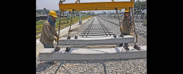 En abril arranca la estación Sabaneta | Juan Fernando Cano | En un 62 por ciento de avance de obra se encuentra la extensión Sur del metro, que tiene un plazo de ejecución de 37 meses, por lo que se tiene previsto entrar en operación en agosto de 2011. En el momento los trabajos se concentran en el regado del balastro y la colocación de durmientes y rieles.