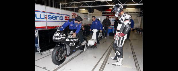 Yonny Hernández prende motores | Cortesía De Blusens-stx-loasil, Qatar | Últimos retoques a la moto 600 c.c. que tendrá desde hoy en la pista de Loasil el piloto antioqueño Yonny Hernández, quien viene de marcar buenos tiempos y en los cómputos generales no bajó del séptimo puesto. Los especialistas lo dan como la posible gran revelación y quien podría hacer podio el domingo.