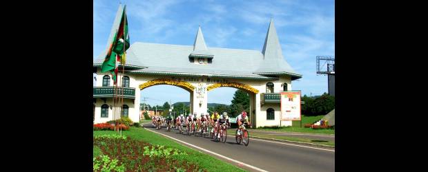 Ciclismo de Antioquia anda de fiesta | Cortesía Marcos Adami- Gravatí, Brasil | La penúltima etapa de la Volta a Gravatí fue controlada por el elenco de EPM-Une. El líder Juan Pablo Suárez aparece en tercer término dentro de este lote. La victoria en la cuarta jornada fue para Roberto Pinheiro. Hoy se disputará la jornada final. El cuadro nacional tiene otra competencia en Brasil.