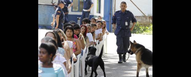 Visitas a Bellavista ya no son dramáticas | David Sánchez | Con la puesta en funcionamiento de la línea 402 5020 para la asignación de visitas a la cárcel de Bellavista, se despejó el ingreso al penal. Las damas que ayer visitaron a sus allegados reconocieron que fue un éxito, tanto para darles la cita como para ingresar.
