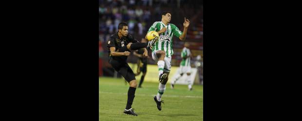 Al futbolista alto le va peor | Juan Antonio Sánchez | Los jugadores de mayor estatura pierden cuando chocan con un rival pequeño porque les pitan falta sin hacerla. En la foto Giovanni Moreno.