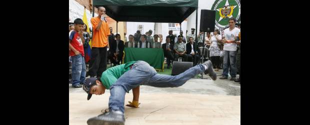 Castilla estrenó subestación policial | Esteban Vanegas | A ritmo de música juvenil, rap, reggae y reggaetón, se puso en servicio la nueva estación de Policía de Castilla construida por la Alcaldía con apoyo de la empresa Argos. La comunidad respira más tranquila.