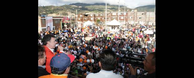 Intervención de Chávez es insulto a Colombia | Colprensa-Bogotá | El pasado domingo en Usme, el candidato presidencial del Partido de la U, Juan Manuel Santos, le restó importancia a las reiteradas declaraciones del mandatario venezolano, Hugo Chávez, sobre un eventual mandato suyo.