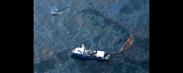 Catástrofe nacional en E.U. por mancha negra | Sean Gardner, Ap - Golfo De México | Los guardacostas y el Ejército de Estados Unidos trabajan incansablemente para detener el derrame de crudo con incendios controlados. La marea negra provocada por una explosión en una plataforma petrolera del golfo de México podría amenazar a más de 400 especies del estado de Luisiana.