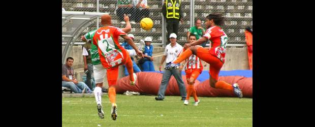 Envigado le dio vida artificial al Deportivo Cali | Colprensa-Cali | Envigado estrenó el estadio del Cali, donde cayó 1-0. En la imagen aparecen Bermúdez y Bedoya, ambos expulsados por juego violento.